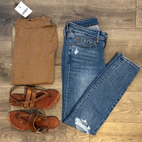 Forever 21 Tops - NWT • Forever 21 • Brown Ribbed Mock Neck Shirt